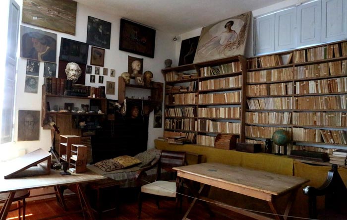 Библиотека Волошина поистине уникальна - многие книги в ней имеют авторские автографы