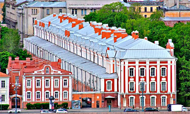 Бывшее здание Двенадцати коллегий Петербурга
