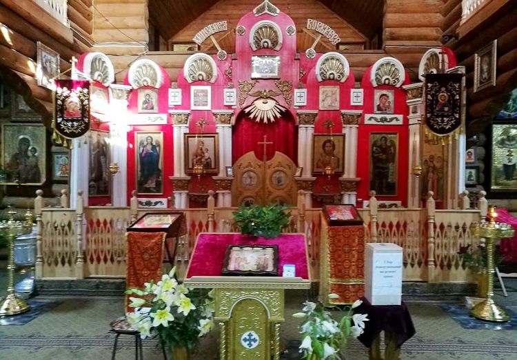 Алтарь в храме украшен довольно богато