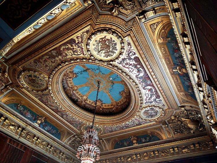 Только оформление потолков является самостоятельной темой для осмотра