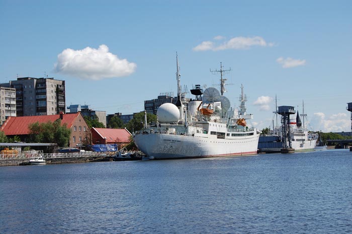 Уличные экспонаты музея миррового океана