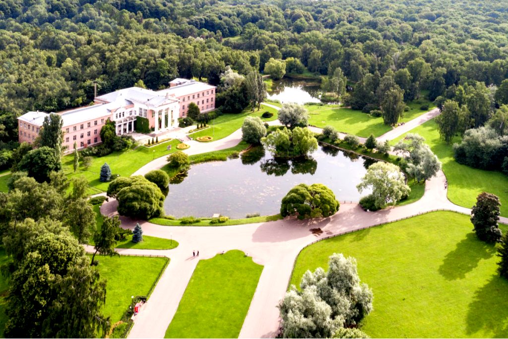 Территория Главного Ботанического зала - прекрасный зеленый островок Москвы