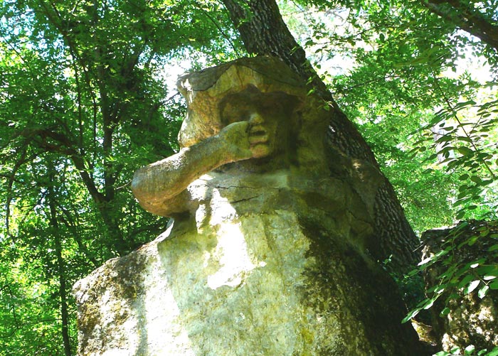 Скульптура "Эхо" - еще одно каменное изваяние на тропе