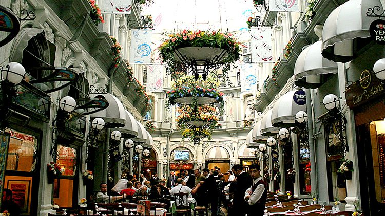 Почему бы не посидеть в одном из ресторанчиков Цветочного пассажа под стеклянным куполом?