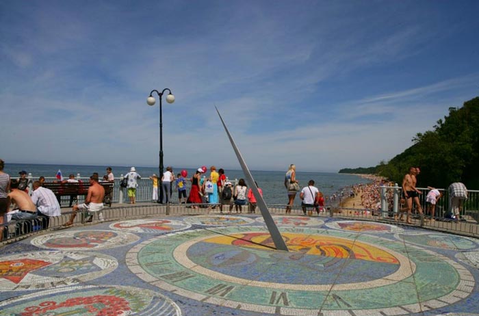 Солнечные часы на набережной Светлогорска