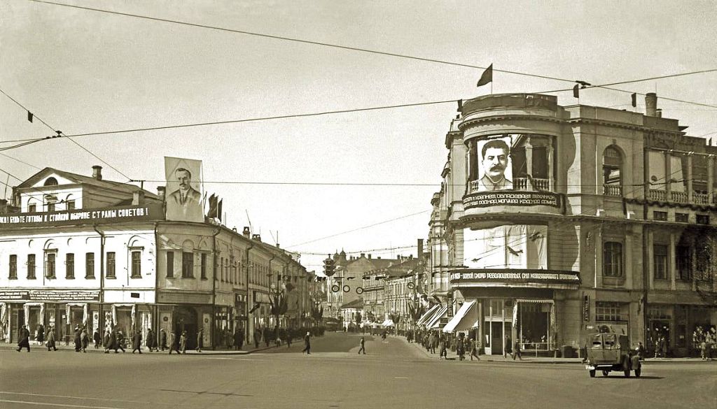 В 30-40-е годы портреты лидеров страны украшали начало Арбата