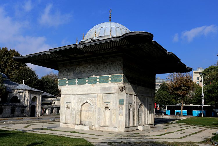 Фонтан Топхане начала 18 века - один из известных фонтанов Стамбула