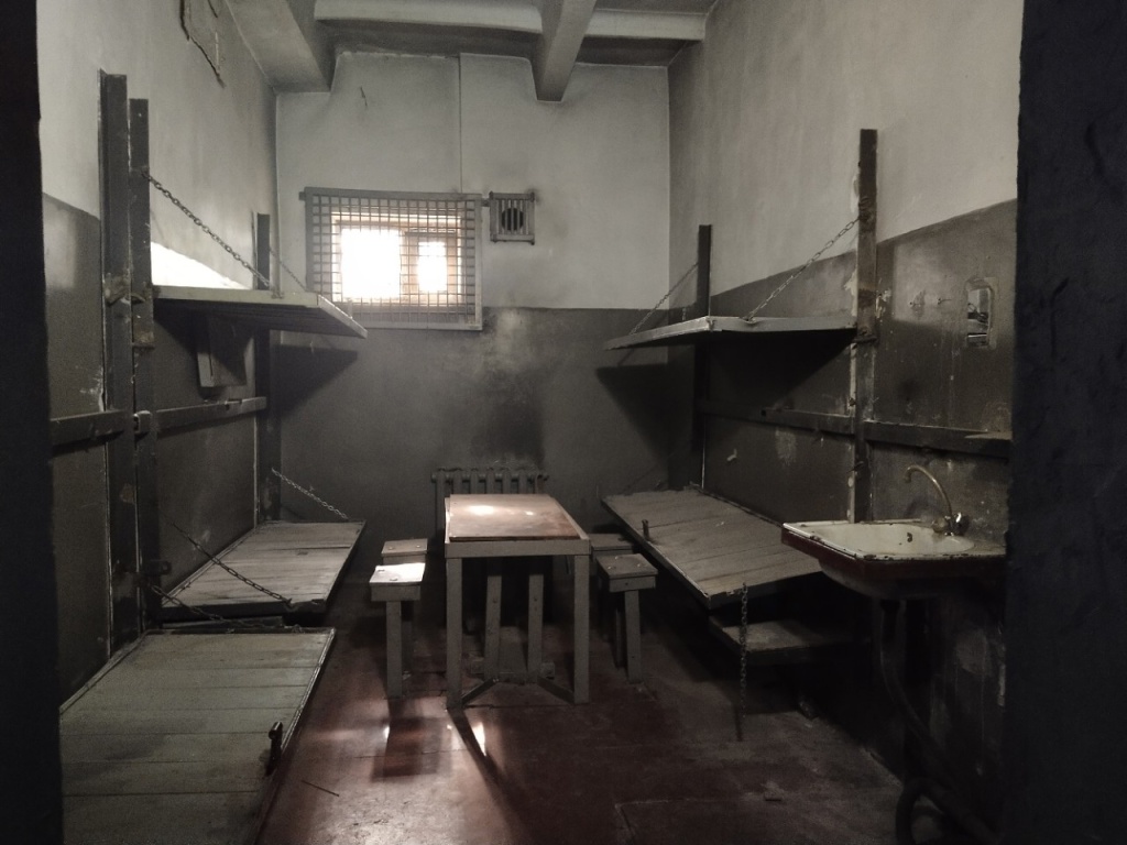 О периоде функционирования Замка как тюрьмы напоминают реконструкции камер