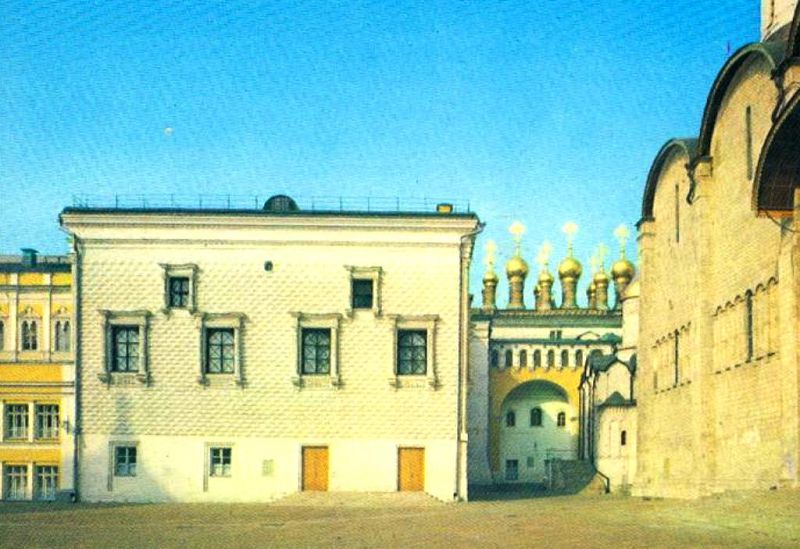 С 30-х до 90-х годов Грановитая паата стояла без Красного крыльца