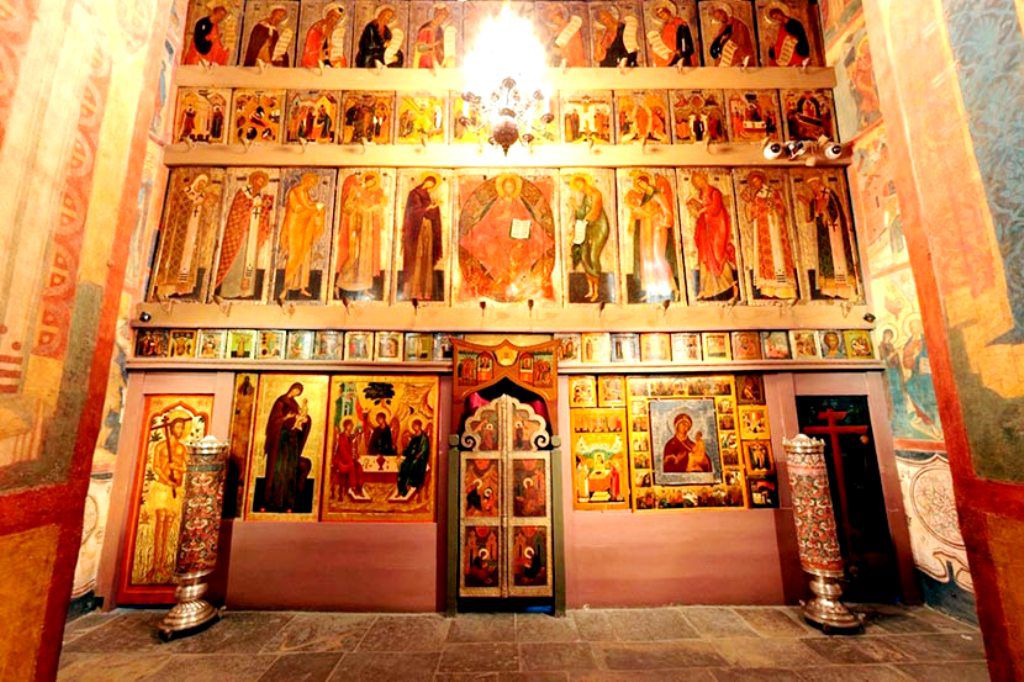 Иконостас Храма Ризоположения является довольно старинным