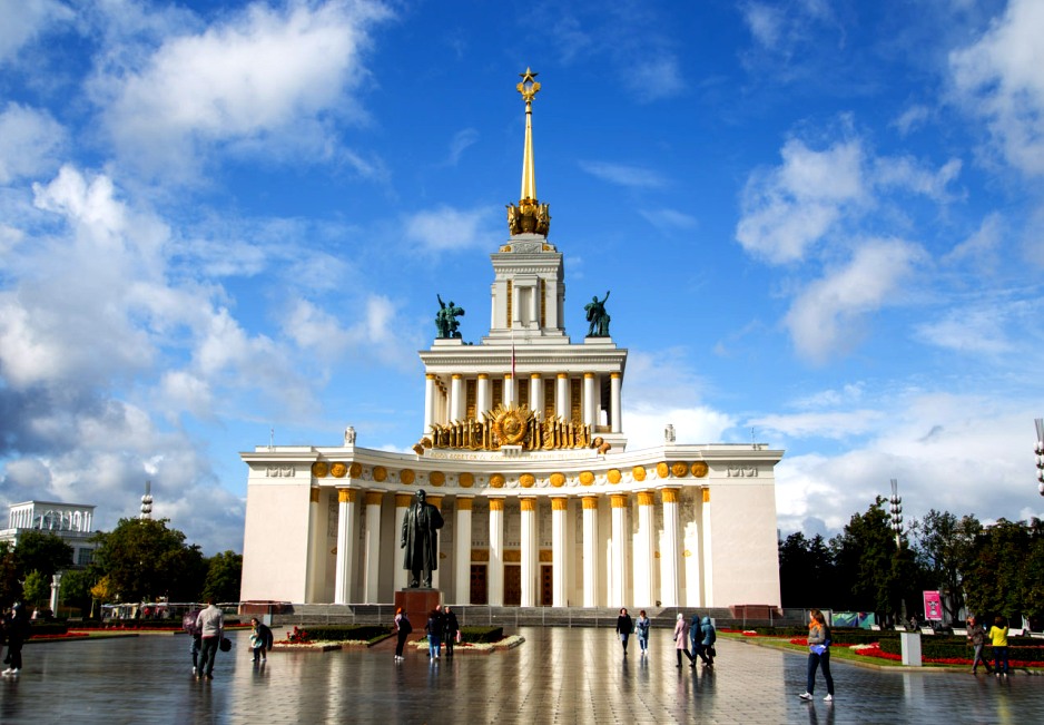 Памятник Ленину переместился по центру павильона в 1964 году