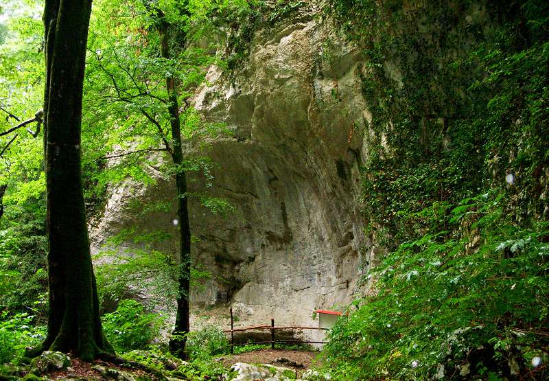 Площадку около пещер посещают все туристы  Площадку около пещер посещают все туристы