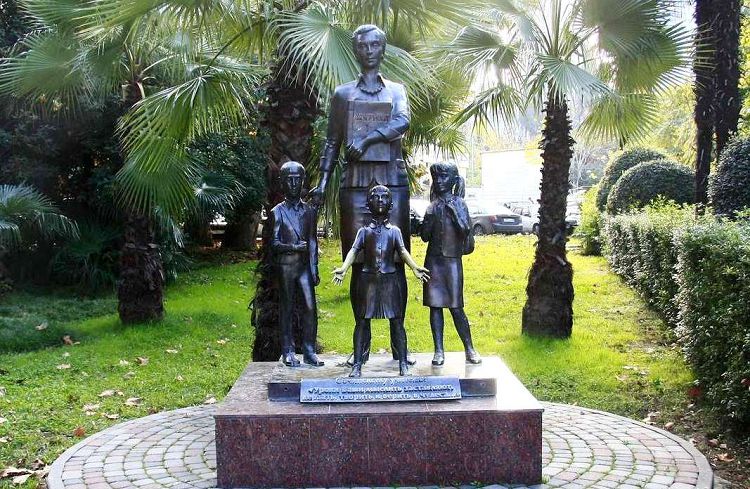 Памятник М.Быковой - перкой сочинской учительнице