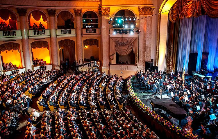 Сцена Зимнего театра является сегодня главной сценой в Сочи