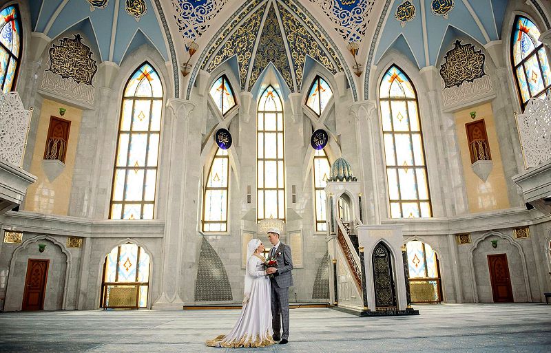 Свадебные фотографии в интерьерах мечети смотрятся очень самобытно