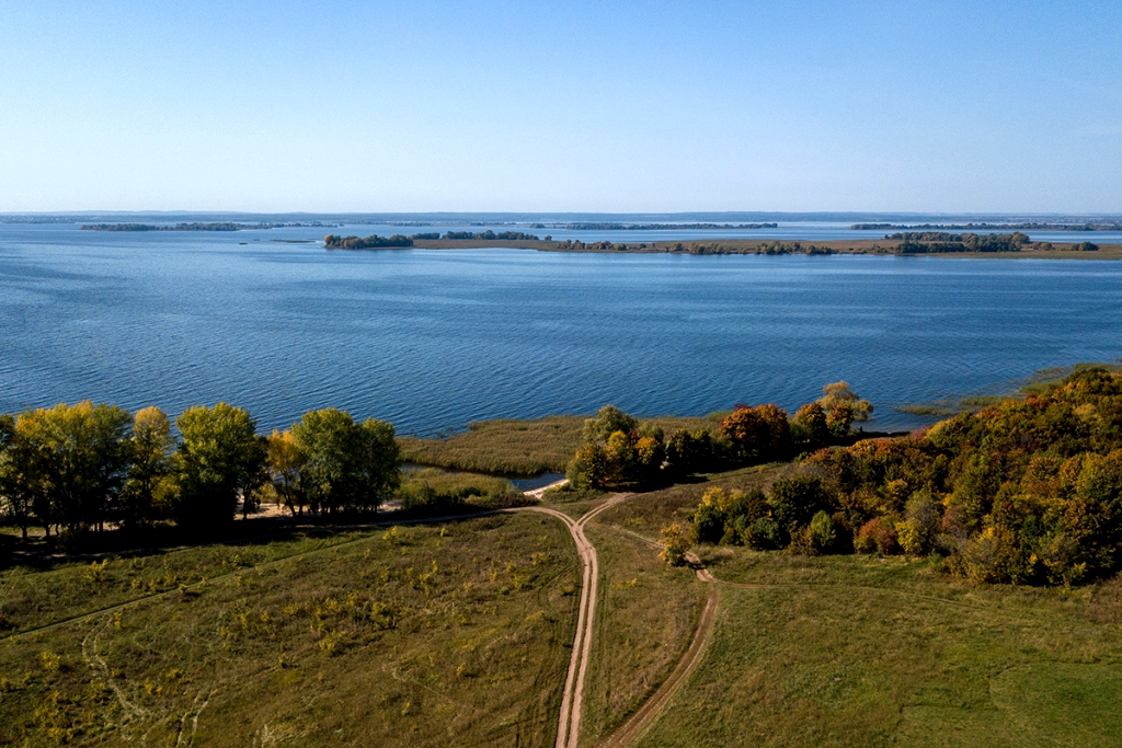 Природные пейзажи в районе Старой Пристани удивительно безмятежны и прекрасны