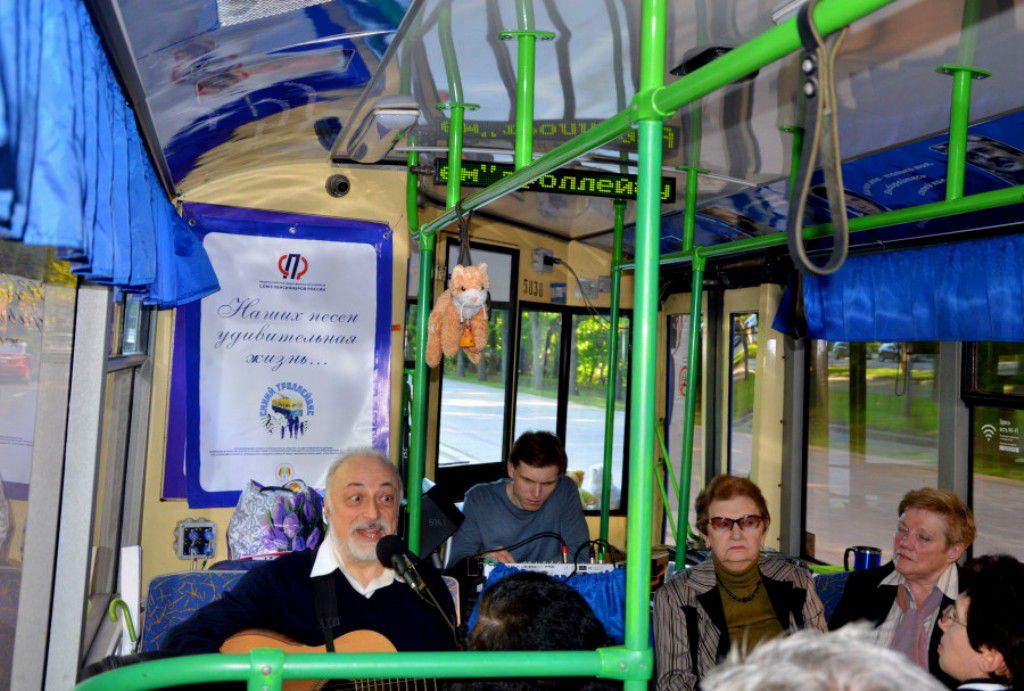 В Кафе "Синий троллейбус" можно было перекусить и послушать бардовские песни