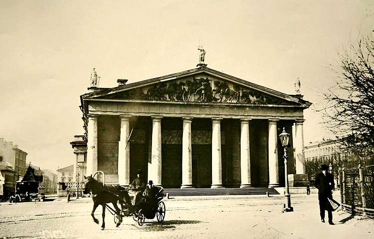 Манеж в конце 19 века - с барельефом на фронтоне, но без диоскуров Манеж в конце 19 века - с барельефом на фронтоне, но без диоскуров