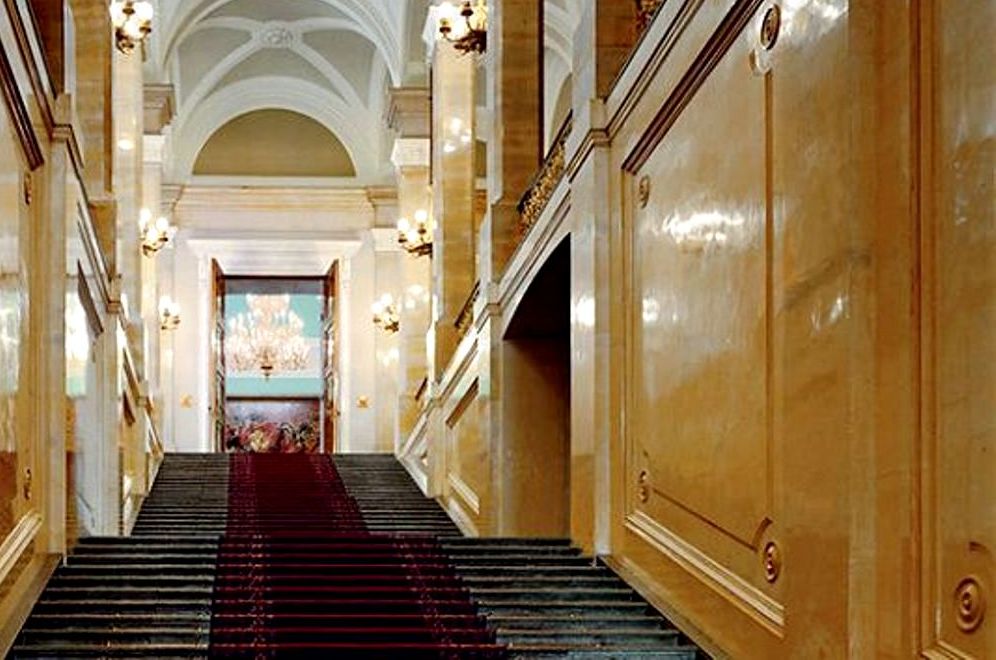 На второй этаж посетители поднимались по мраморной лестнице