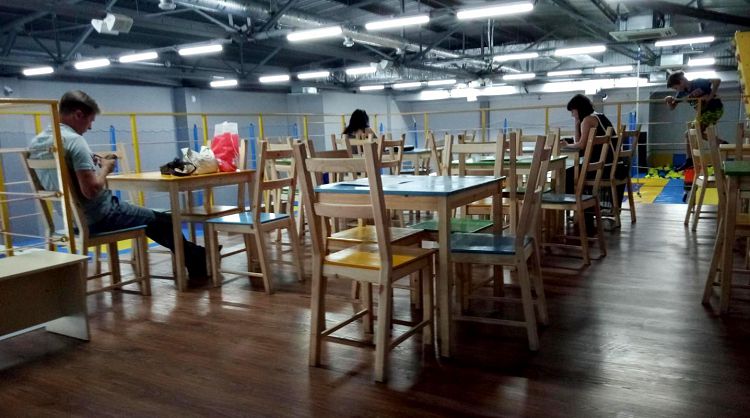 Родители проводят время в ожидании детей на специальной смотровой площадке