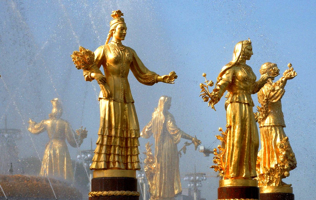 Каждая женская фигура была символом одной из союзных республик СССР