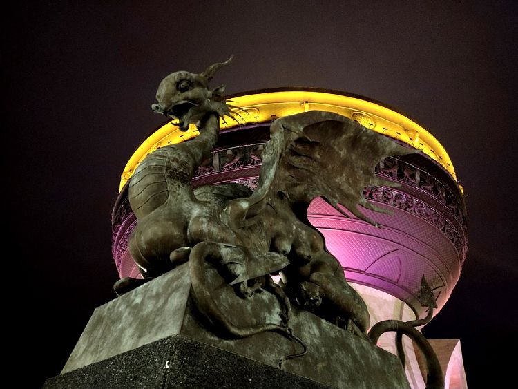 Изображения фантастических драконов у Чаши особенно зрелищны в вечернее время