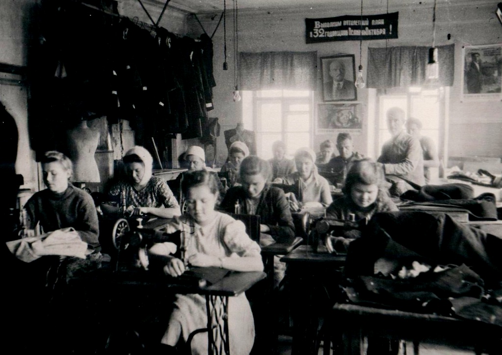 Женщины были основной рабочей силой города в годы войны и после нее  Женщины были основной рабочей силой города в годы войны и после нее