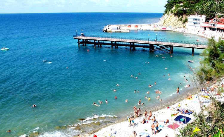 Основные пляжи Джанхота: Центральный и детский - разделены пирсом