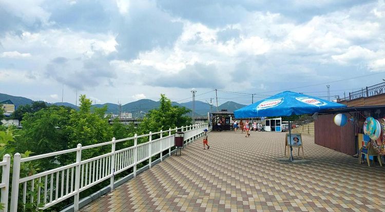 Парковку с пляжем соединяет хорошо оформленный пешеходный тротуар