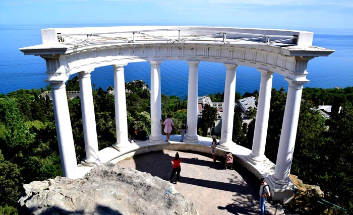 Полуротонда - это и смотровая площадка и местная достопримечательность