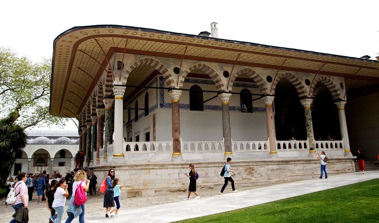 Зал аудиенций напоминает павильон. Он скромен и невелик