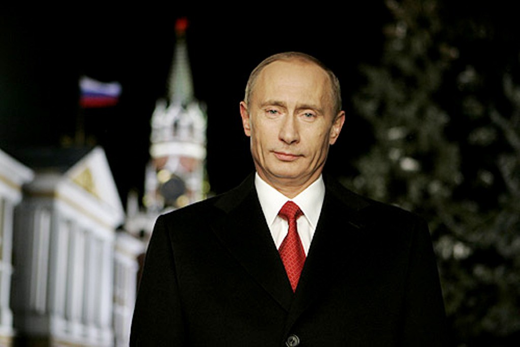 Много лет российский президент поздравлял россиян именно на фоне 14-ого корпуса