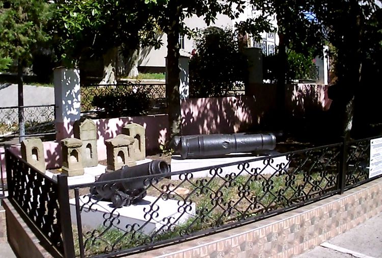 Обязательно надо познакомиться и с экспонатами Музейного дворика