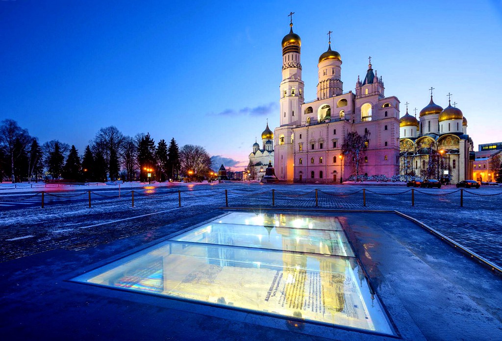 Сегодня заглянуть в далекое прошлое Ивановской площади можно через археологические окна