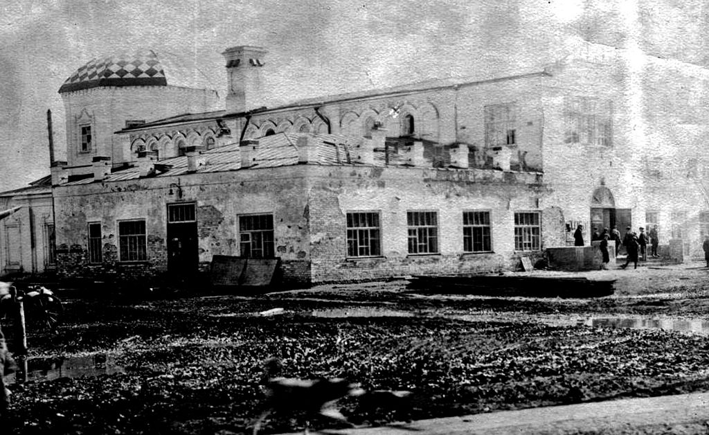 В конце 20-х годов 20 века храм был полностью обезглавлен