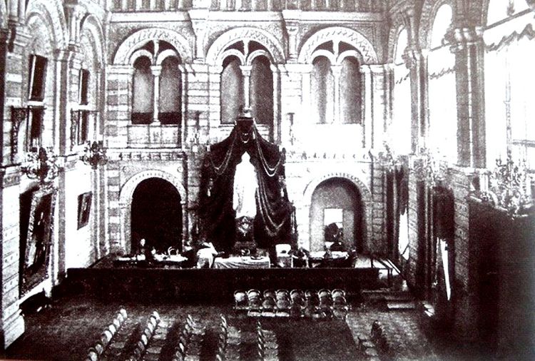 В торжественном зале для заседаний находилась статуя Екатерины