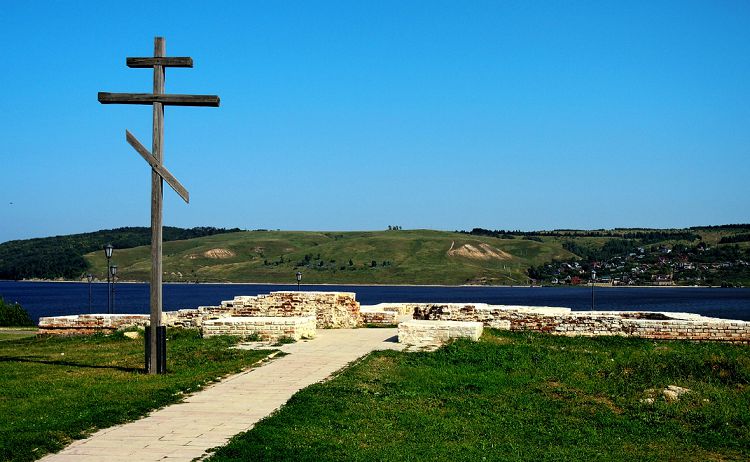 Кресты являются скорбным напоминанием об уничтоженных храмах 