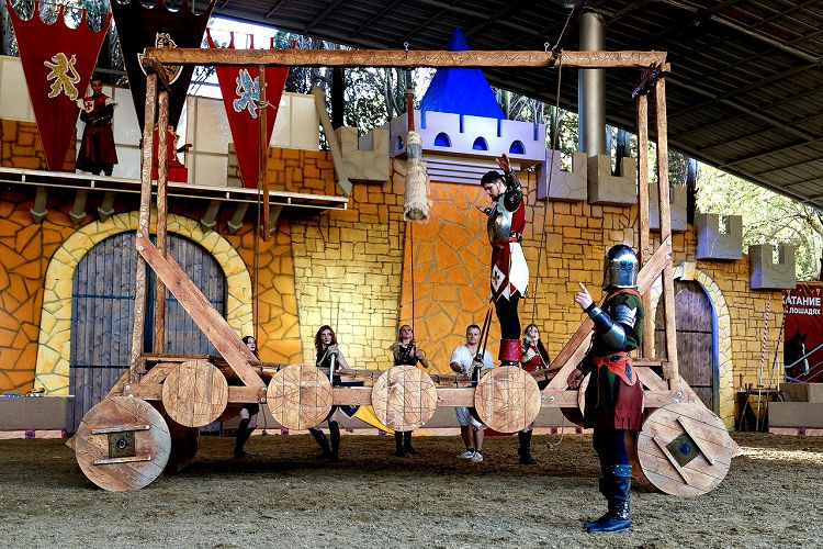 В Конном театре можно посмотреть представление или покататься на лошади