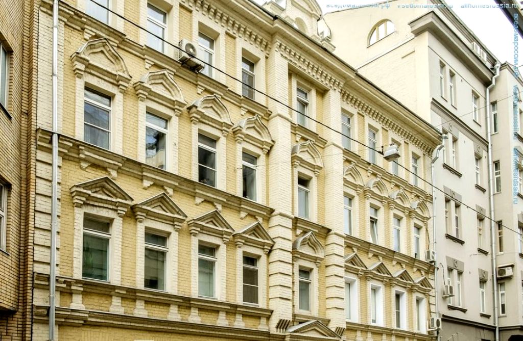 Фасад дома №6 имеет довольно богатый декор оконных проемов и наличие полуколонн