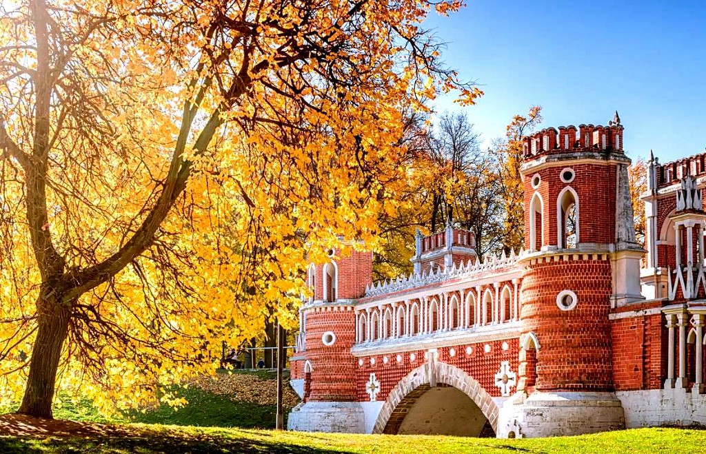 Романтическая обстановка парка "Царицыно" является очень популярным местом отдыха