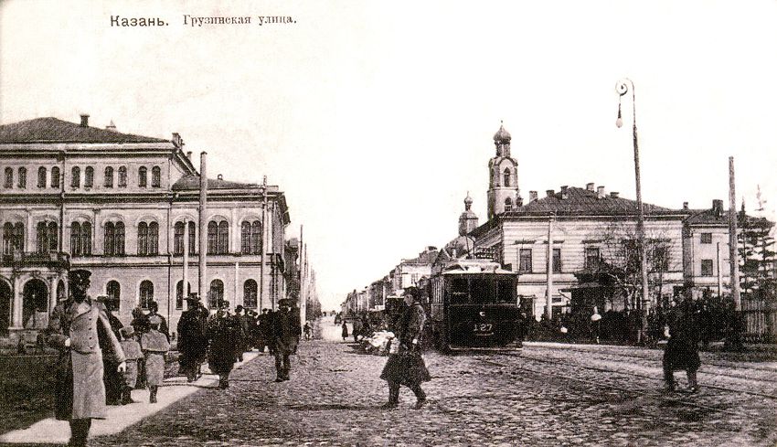От здания Дворянского собрания шла Грузинская улица с Грузинским храмом