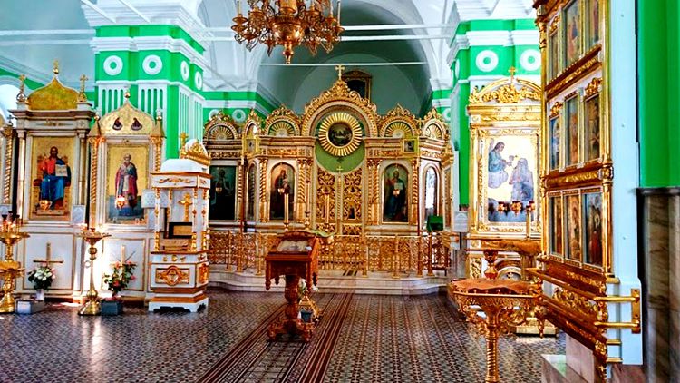 Храмовый интерьер довольно красив и наряден