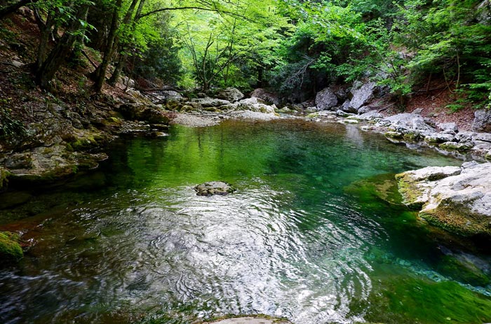 Голубое озеро сформировалось как котлованное углубление реки Аузун-Узень