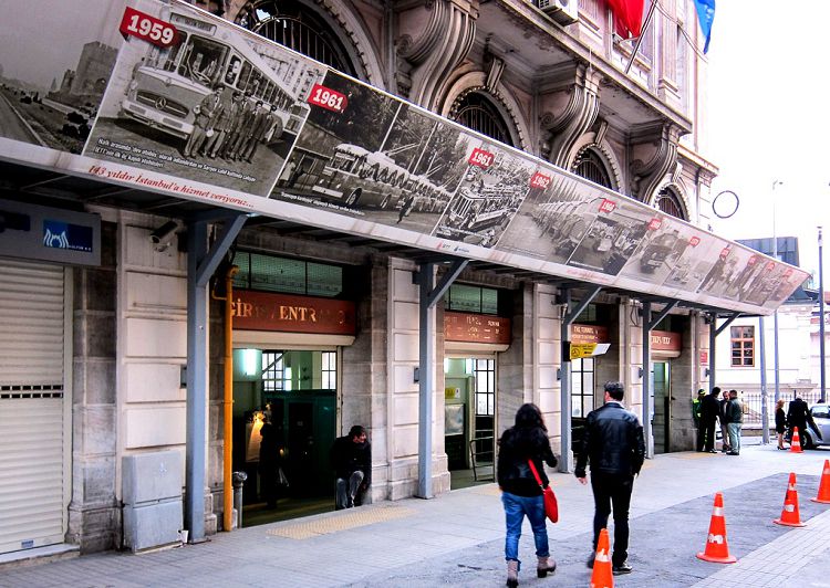 "Тюнель" - это подземное метро-фуникулер, соединяющий всего две станции