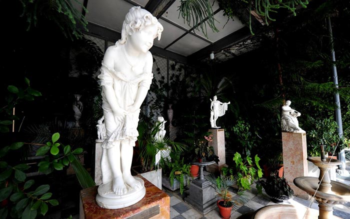 От скульптур Зимнего сада невозможно оторвать взора