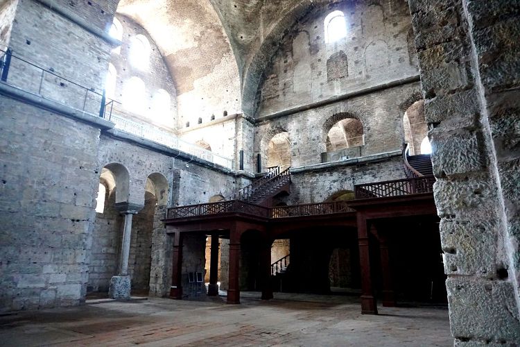 В храме Св.Ирины царит тишина и веет духом раннего средневековья