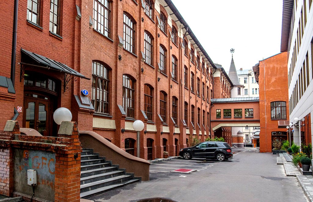 Производственный корпус типографии скрыт за административным корпусом