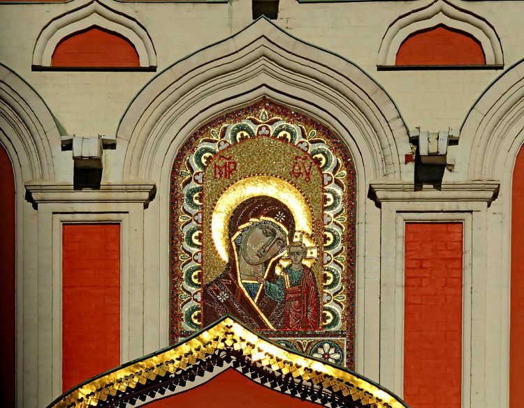 Вход в храм украшен мозаичным панно Иконы Казанской Богоматери