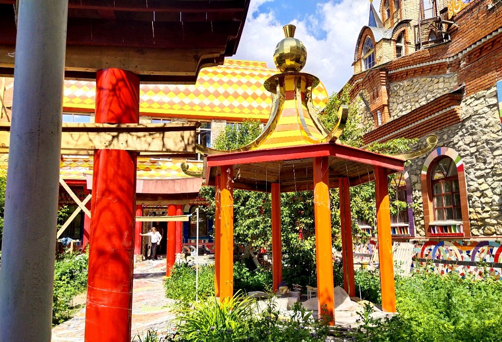 Буддистский дворик продолжает восточную тематику одноименного зала