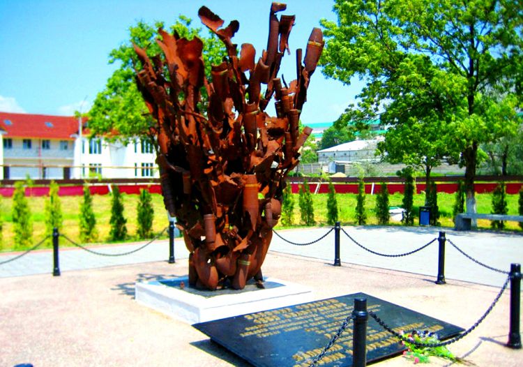 Памятник "Взрыв" сооружен из подлинных обломков снарядов и бомб